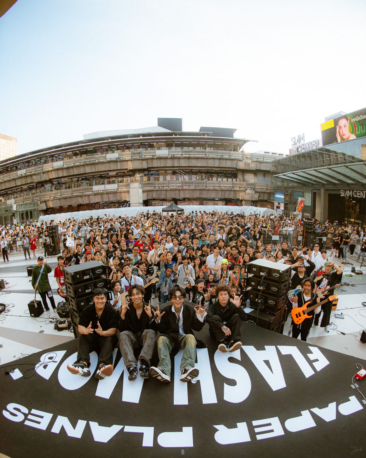 ครั้งแรกในไทย “PAPER PLANES FLASH MOB” รวมตัวคนเล่นดนตรี  ทุกเพศ ทุกวัย จากทั่วประเทศกว่า 85 ชีวิต  โชว์ “ทรงอย่างแบด” พร้อมกัน กระหึ่มใจกลางกรุงฯ