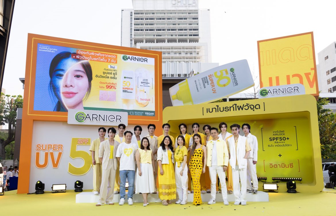 GARNIER (การ์นิเย่) ชวนท้าแดดกับผลิตภัณฑ์กันแดดสูตรใหม่! “GARNIER SUPER UV INVISIBLE SERUM SUNSCREEN SPF50+ PA++++” การันตีโชว์ผิว #เบาไบรท์ไฝว้จุด ไปกับพรีเซ็นเตอร์ เก้า-สุภัสสรา  พร้อมเปิดตัว 12 หนุ่ม ‘BUS’ (Because of you I shine) นั่งแท่น Friends of GARNIER