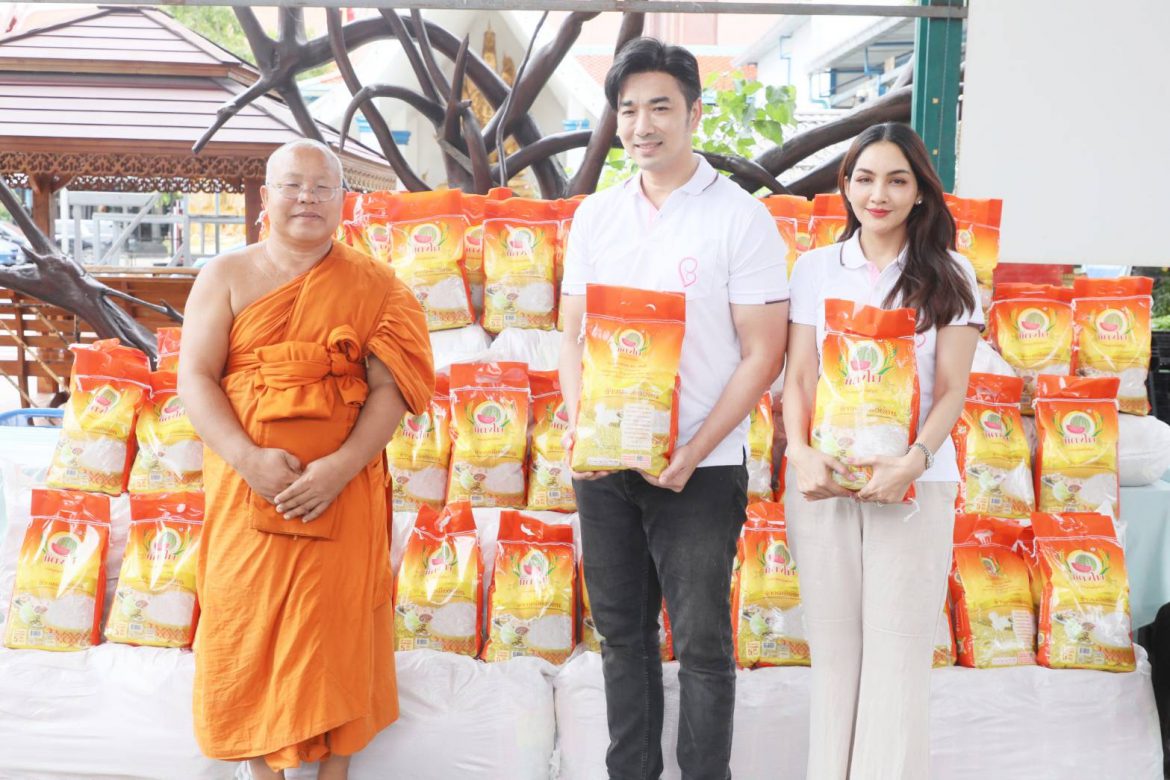 “เจมส์ – ครูก้อย” มอบข้าวสาร 1,500 กิโลกรัม ช่วยเหลือผู้ประสบภัยน้ำท่วมภาคเหนือ  